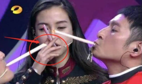 盘点杨颖最近的热搜冲浪抽烟带娃与黄晓明合体跟演技无缘了