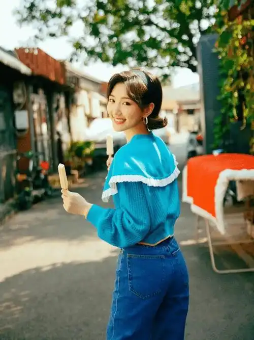 毛晓彤走复古风更惊艳蓝色娃娃领针织衫配牛仔裤摩登洋气超美