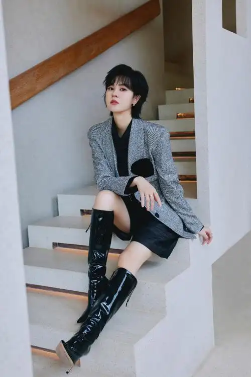 郁可唯超话#悦游十周年#@郁可唯以浪漫歌声开启别样旅程,气场造型诠释