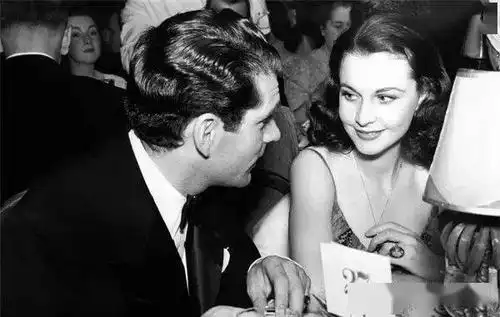 为了照顾奥利弗的情绪,费雯·丽拿到奥斯卡金像奖后,一直把小金人放在