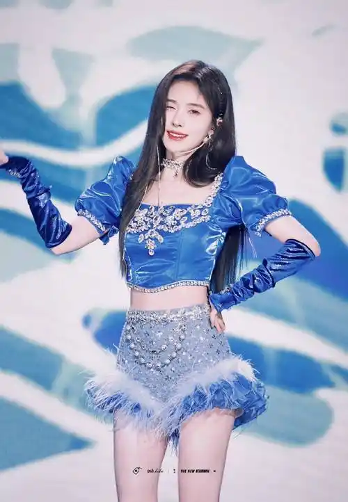 鞠婧祎全开麦舞台获好评全蓝色造型美到发光