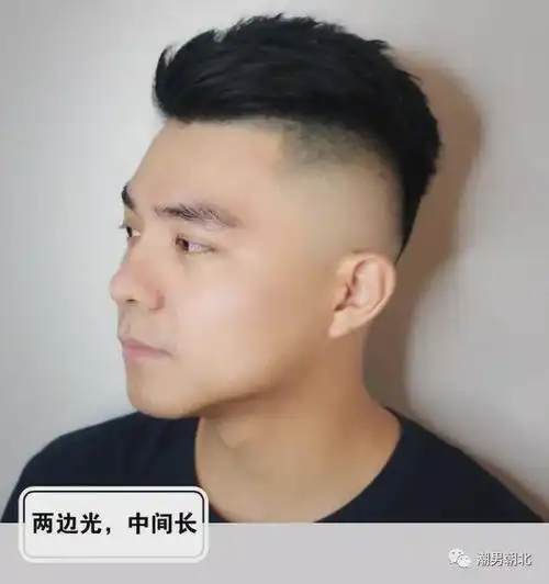 男生"两边剃光,中间留长"发型,春天就该这样剪,干净又帅气
