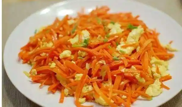 用料:胡萝卜1根,鸡蛋3个,虾皮20克