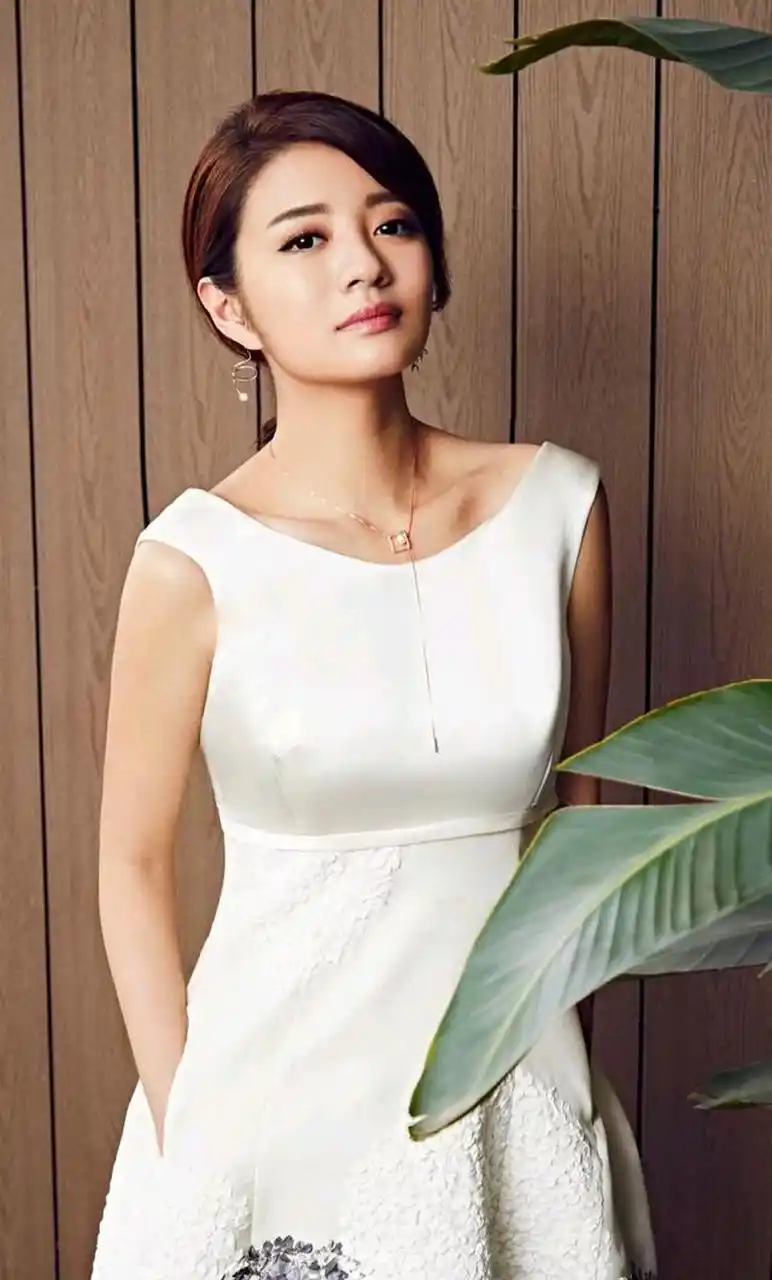 安以轩性感妩媚写真,尽显成熟魅力,气质极为高贵优雅!