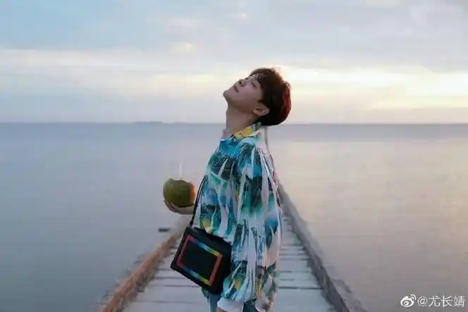 尤长靖出生于马来西亚,小时候就展现了与生俱来的音乐天赋.