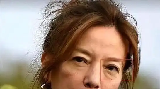 47岁的赵薇消失两年后再现身,机场苍老落寞的她,完全是自食其果