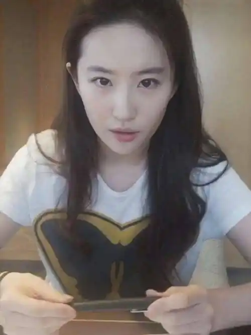 但路人卸妆后,没有几个人能与素颜的刘亦菲相比