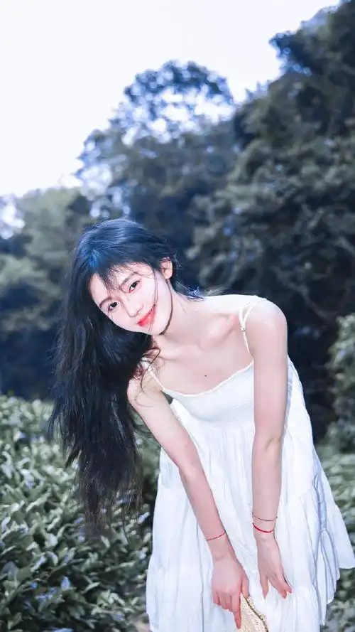 鞠婧祎白色吊带裙写真