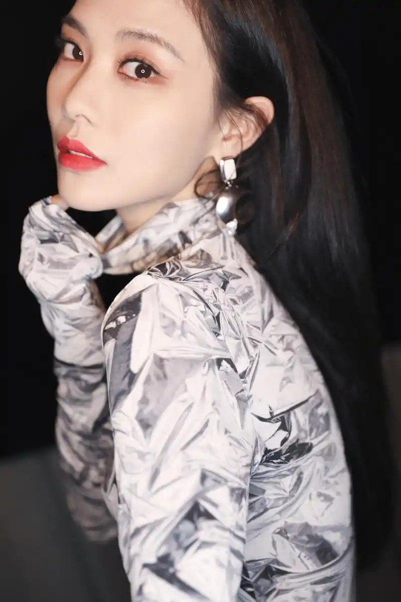 missa成员王霏霏率性演绎男友风 烈焰红唇气场十足