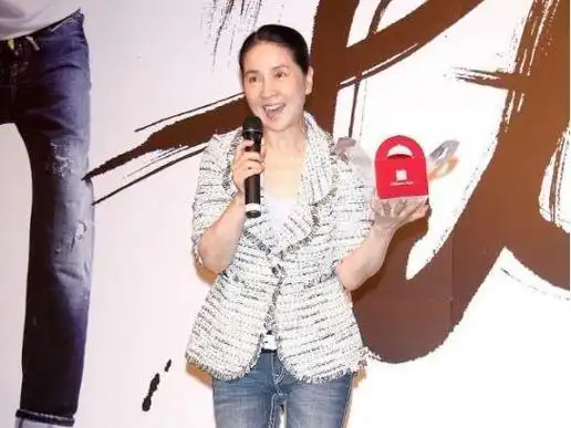 成龙的妻子林凤娇年轻时颜值堪比林青霞如今69岁依然美丽