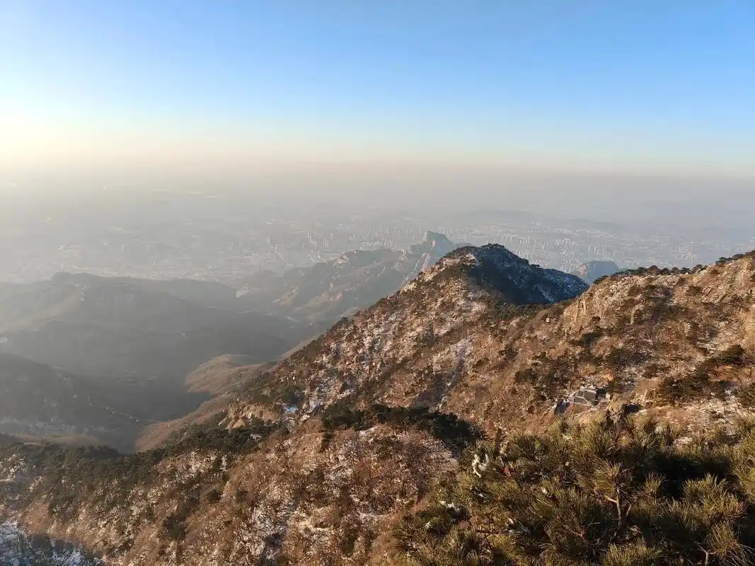 在泰山之巅啦!你不来泰山,就永远不知道什么叫做一览众山小! - 抖音