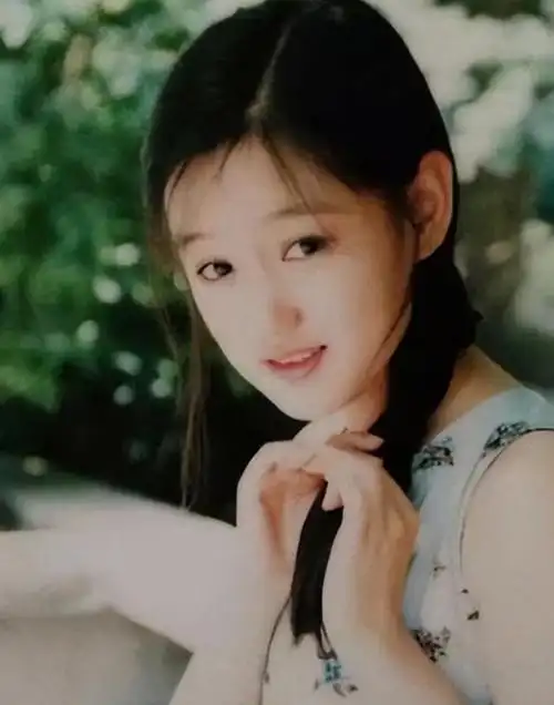 薛佳凝:与胡歌分手15年后,她遁入空门,背后心酸无人知晓