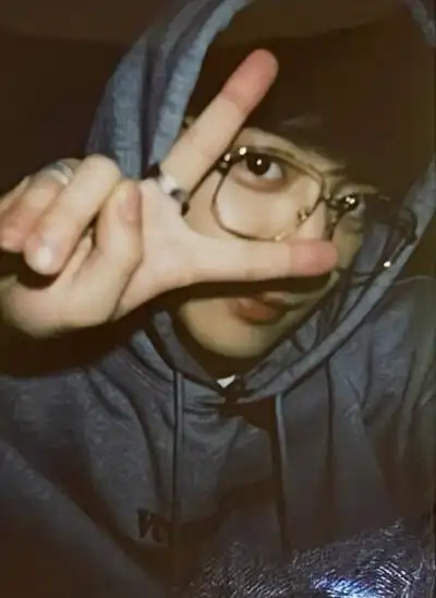 朴灿烈自拍皱眉