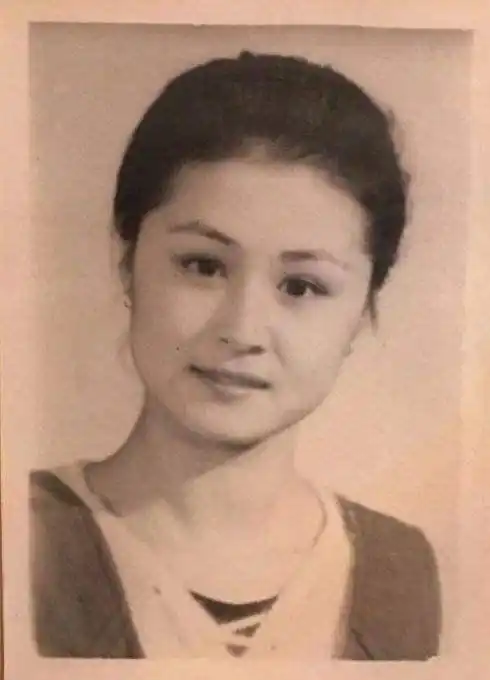 马丽娟近照被赞年轻,看到她表妹"谢大脚"生活照,才真的被惊艳_气质