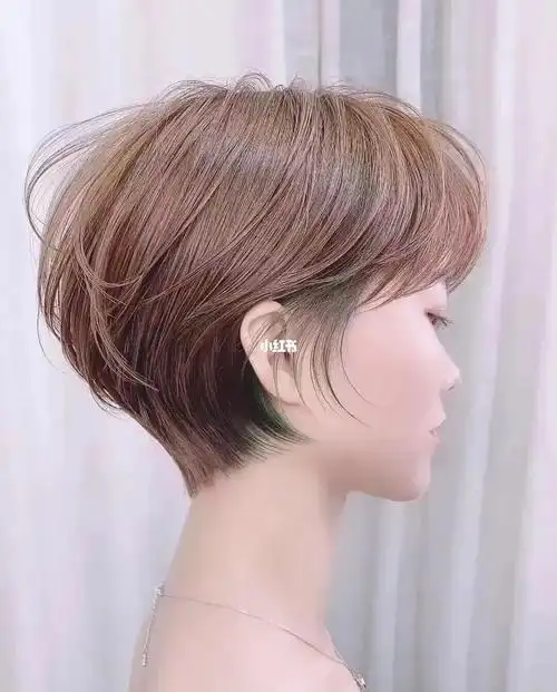 清凉短发亚麻色