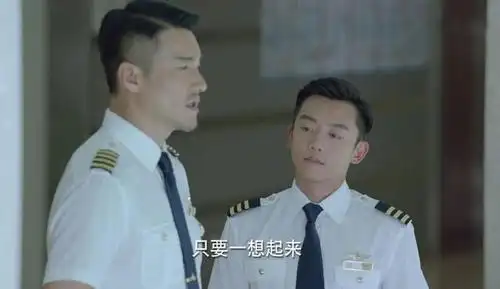 《壮志高飞》肖默跟姐夫站一起,身高差太明显,主要是胡兵太高了