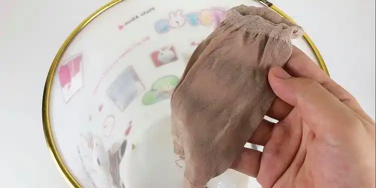 在垃圾桶上套一只丝袜,方法真的太棒了,以前怎么没想到这招!