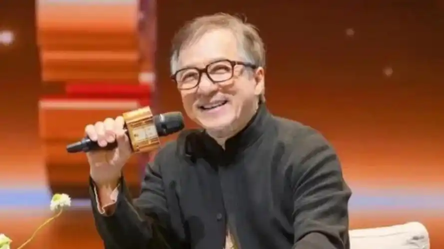 70岁成龙老得不像样,皱纹横生步履蹒跚,满头白发难掩沧桑