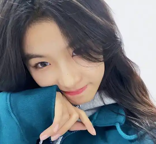 后来投身于学业,成为了一名服装设计师_孩子_刘思齐_农村