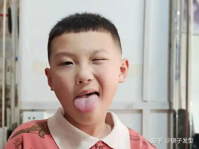 小男孩毛寸发型也是很多家长比较青睐的,周边选择用电推剪推短,头顶用