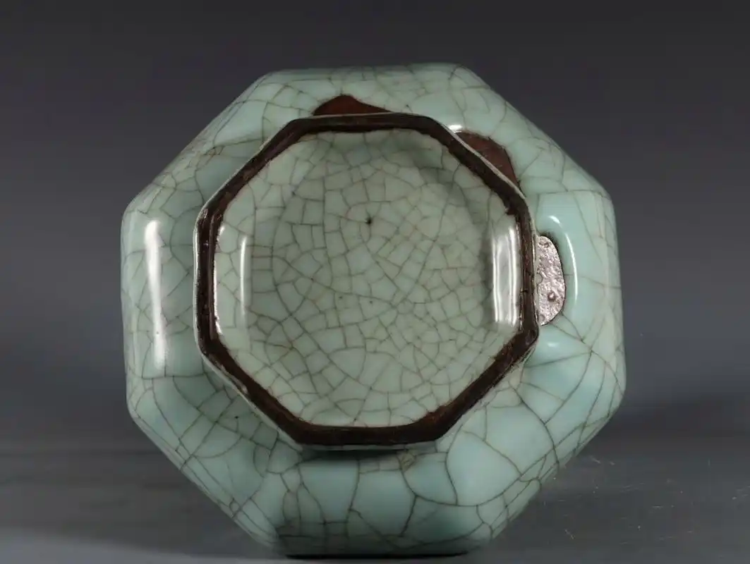 南宋官窑粉青釉八棱弦纹盘口瓶 高30.5口径8.8肚径20.5底径12公分