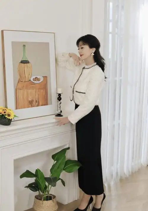 70岁赵雅芝晒居家照,身姿挺拔曲线傲人,身材样貌看起来只有40岁