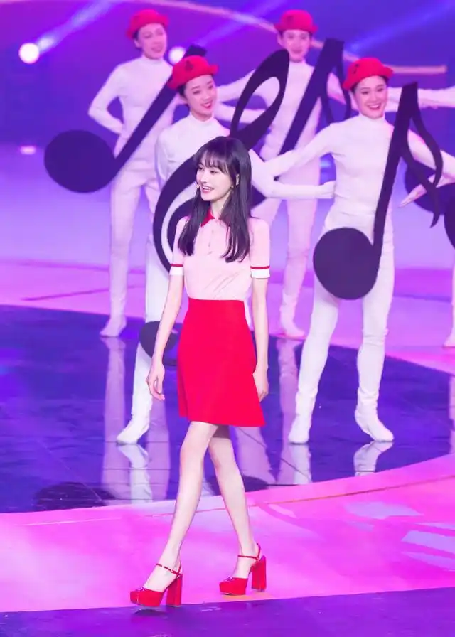 郑爽上拜托了冰箱穿撞色开衫超显嫩腿更被赞漫画里才有