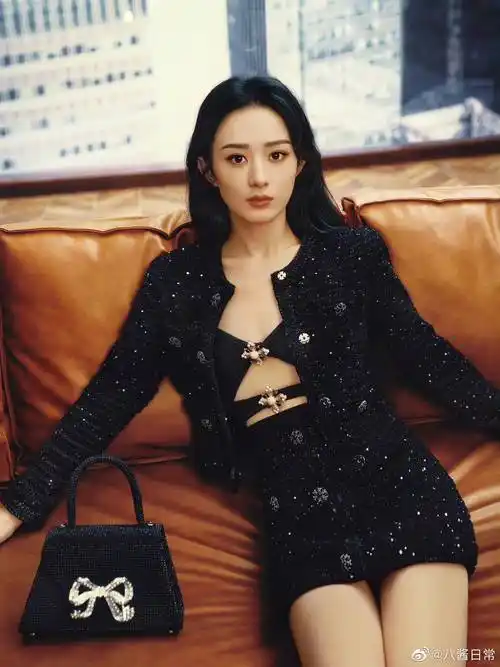 赵丽颖身穿吊带短裙大秀香肩!