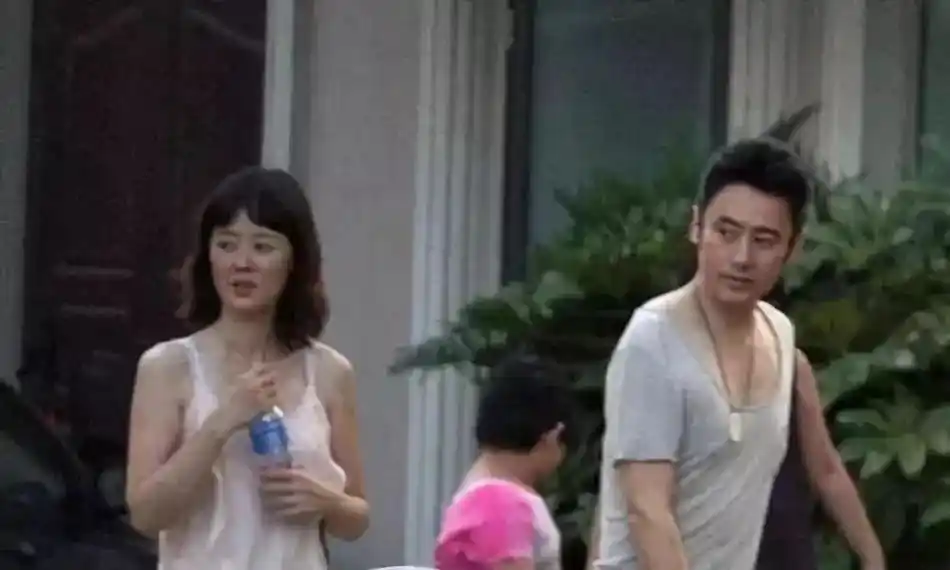 吴秀波和妻子何震亚.