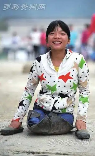 无腿女孩徐才芬成功装上假肢已能自行行走谢谢贵阳我回家了