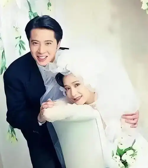 她比佟丽娅还恋爱脑,怀孕7次流产4次,目睹丈夫背叛却选择原谅|陈伟霆