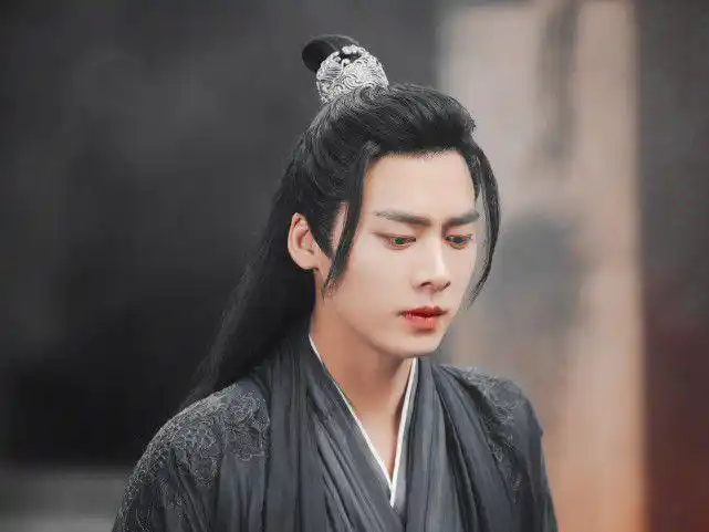 《镜双城》开播,34岁李易峰依旧古装美男,陈钰琪或许这次能火!