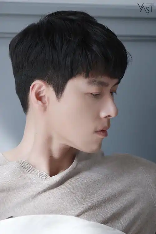 从玄彬的侧脸可以看到他的鼻梁又高又挺,嘴唇的厚薄适中,这五官真的挑