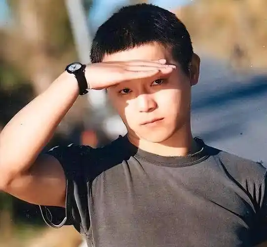 窦唯虽然算不上传统意义的帅哥,但胜在眉清目秀,五官端正,眼睛里藏着