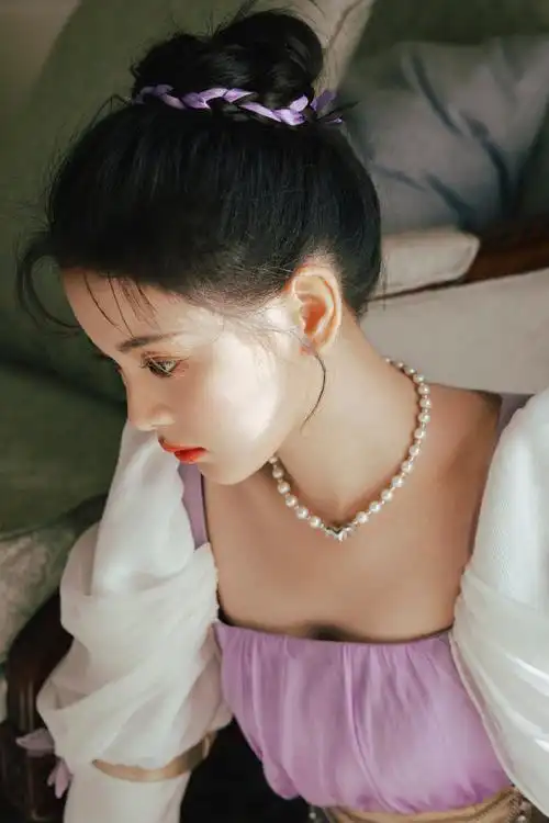 杨超越漂亮的战斗花絮照##杨超越紫色编发丸子头