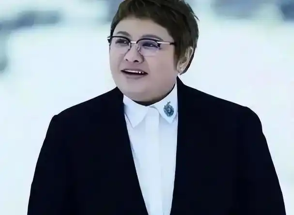 韩红美翻成功!瘦到脸脱相撑不住衣服,网友表示变太多认不出