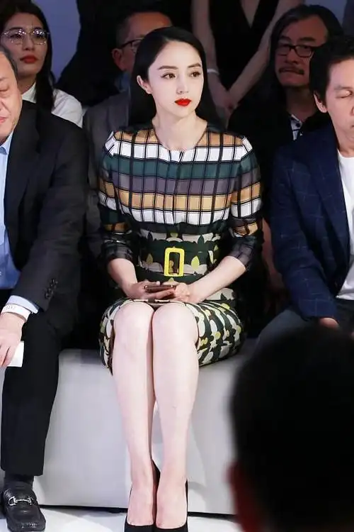 董璇离婚后状态更好,身穿蓝色轻纱裙,配上微卷长发,知性又优雅