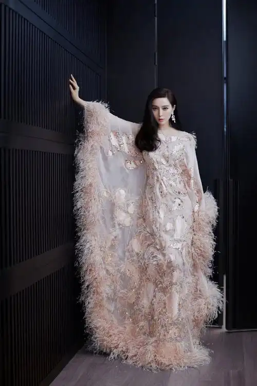 范冰冰金箔羽毛裙#范冰冰出席时尚盛典,身着金箔羽毛裙精巧细致硬不