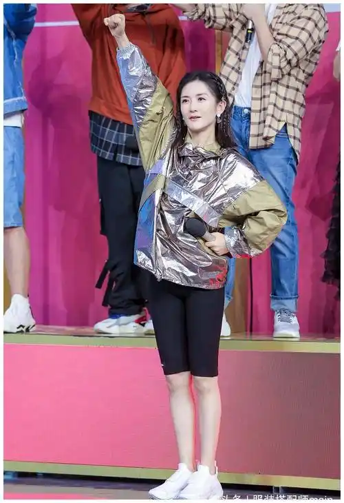 原创谢娜又现元气造型格子衬衫配卫衣玩下衣失踪哪像38岁俩娃妈