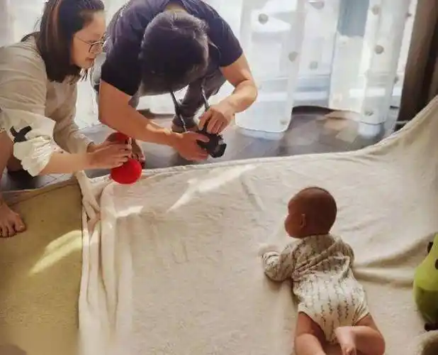 郑恺女儿的百天照引热议这才是婴儿艺术照的正确打开方式