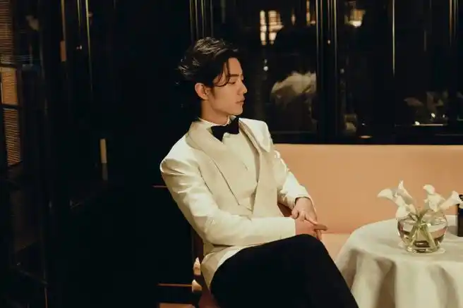 肖战##肖战深v白衬衫