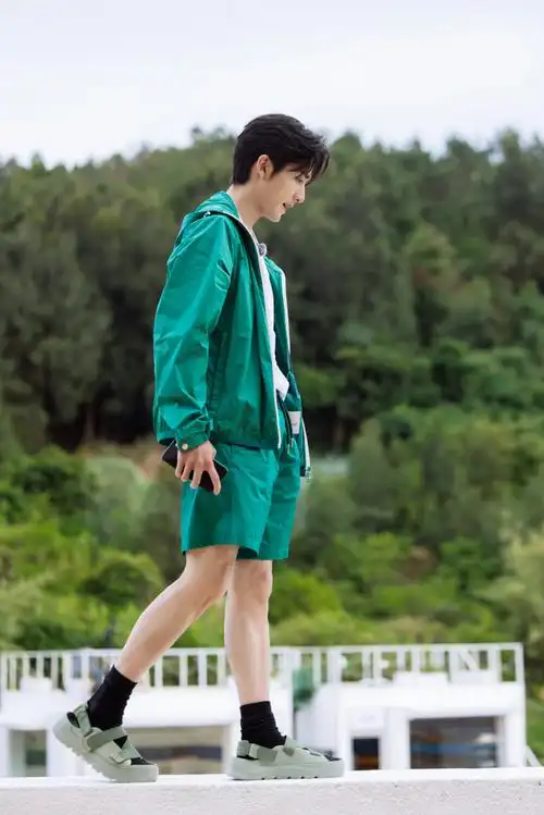 演员@张新成张新成超话上脚#ugg#云字拖做客《五十公里桃花坞》,进阶