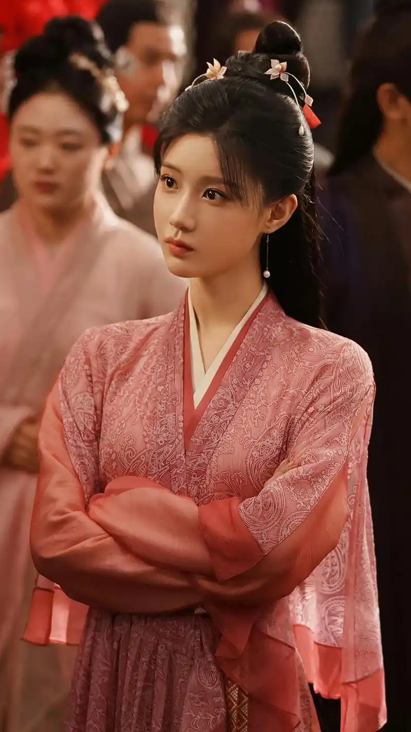 《莲花楼》:陈意涵五个古装造型 陈意涵在《莲花楼》中饰演苏小慵,五