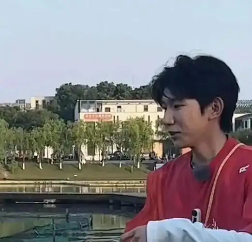 王源生图状态引热议!脸部浮肿,痘坑明显,满脸沧桑像几天没睡觉