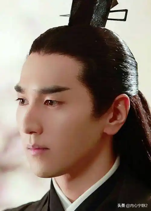 全网一片哗然,纷纷质疑,主要是原著里的夜华帅出天际,和赵又廷的古装