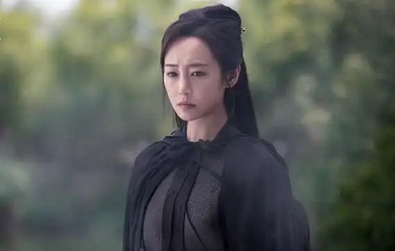 在电影《金陵十三钗》中扮演秦淮河女(风情万种),李纯的第一部电影