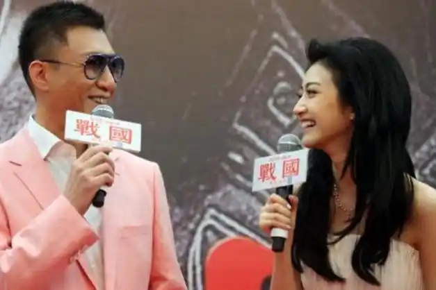 2004年16岁的景甜坐进了车牌为9988的神秘豪车后被学校开除