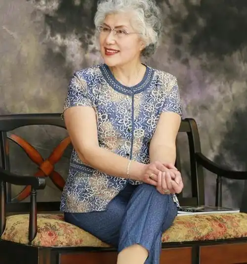 60岁的你别着急染发,试过这款"贵妇卷",才知道白发也这么高级