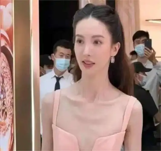 骨瘦如柴,全身涂白,满嘴假牙,娱乐圈病态"审美"真的该管管了