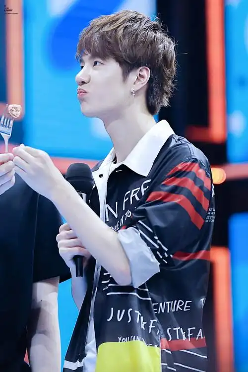 160725天天向上录制uniq王一博crlogo